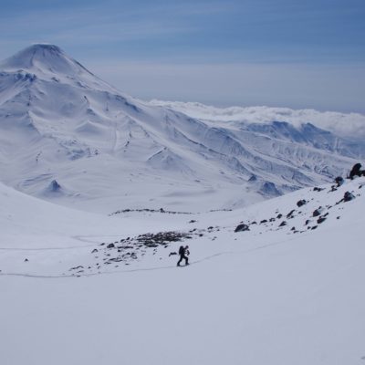 Voyage en ski de randonnée sur les volcans actifs du Kamtchatka