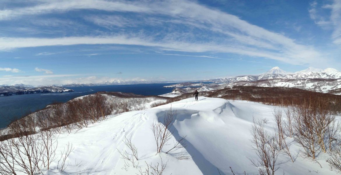 ski de randonnée au kamtchatka sur les volcans au bord de l'océan pacifique