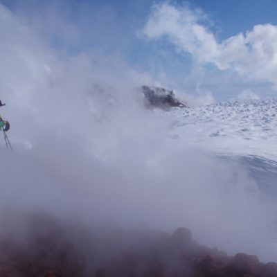 Au cœur des volcans actifs en ski de randonnée au Kamtchatka